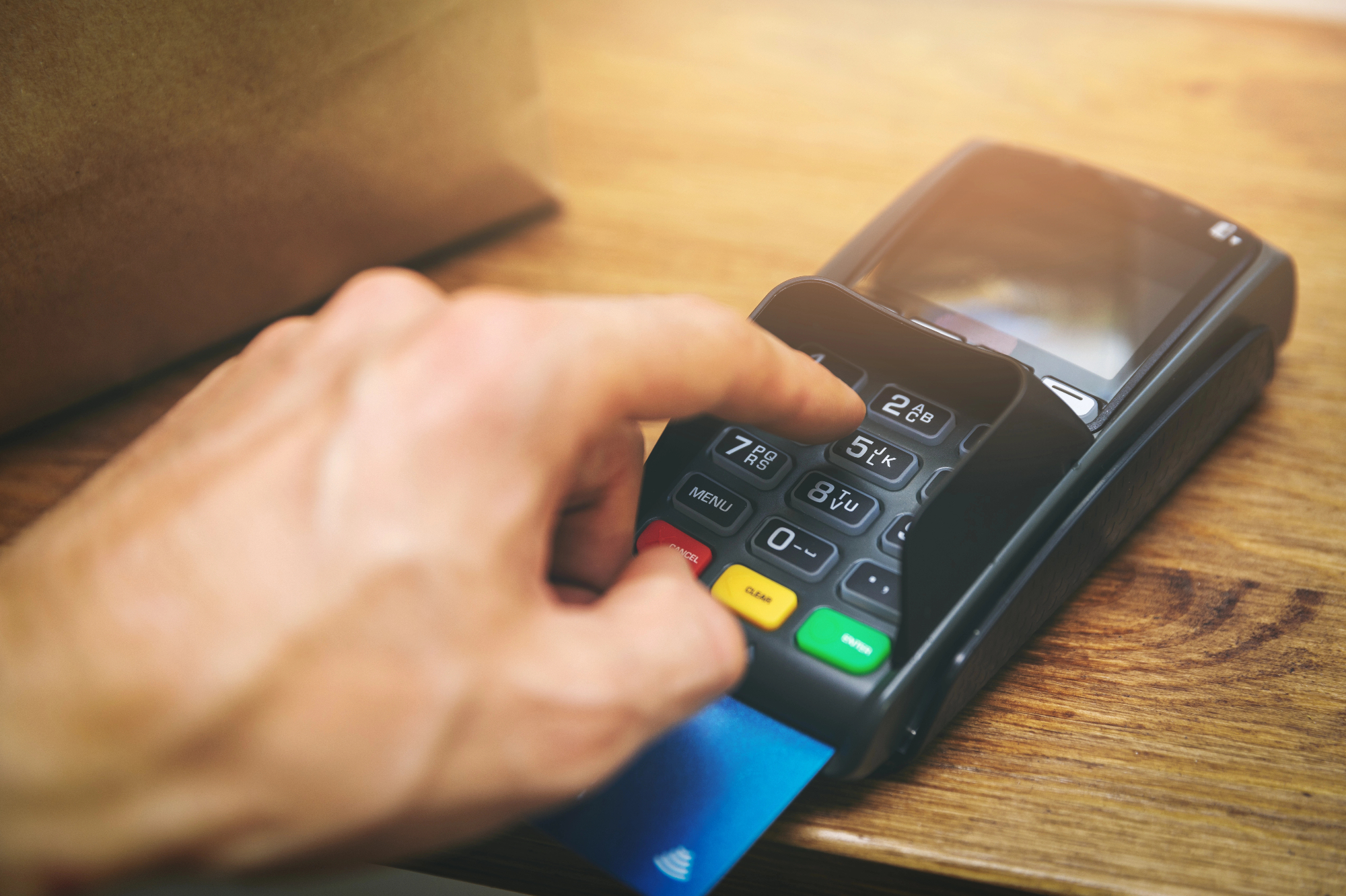 Aplikacija Softpos bo nadomestila klasične prenosne pos terminale